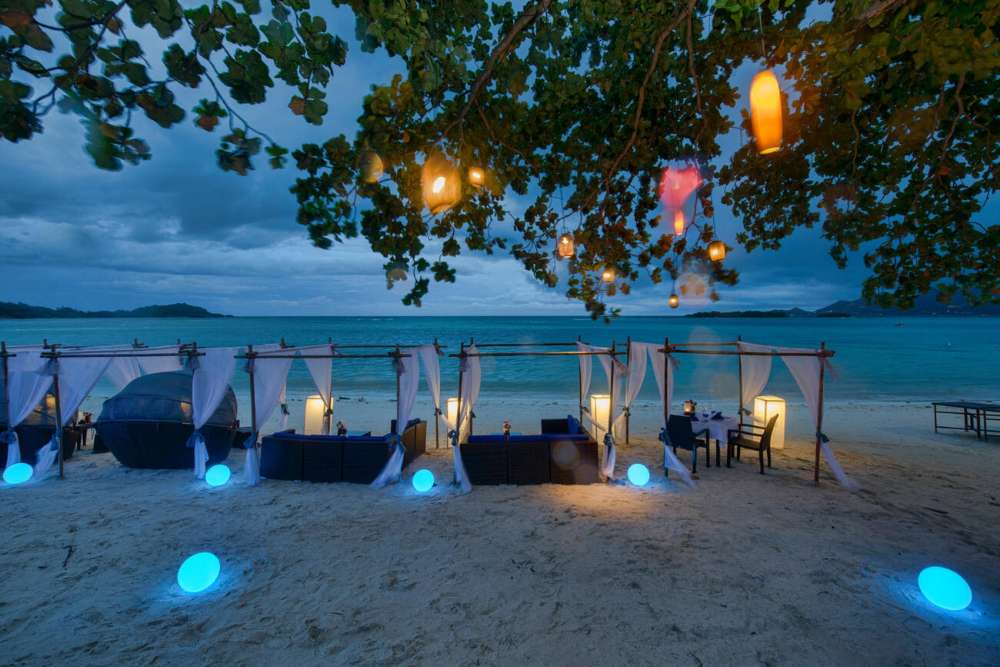 Tables à manger près de la plage d'un restaurant à Koh Samui la nuit